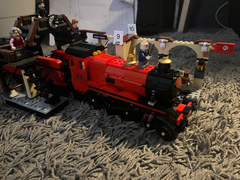 Harry Potter Lego set-platform 9 3/4 and train