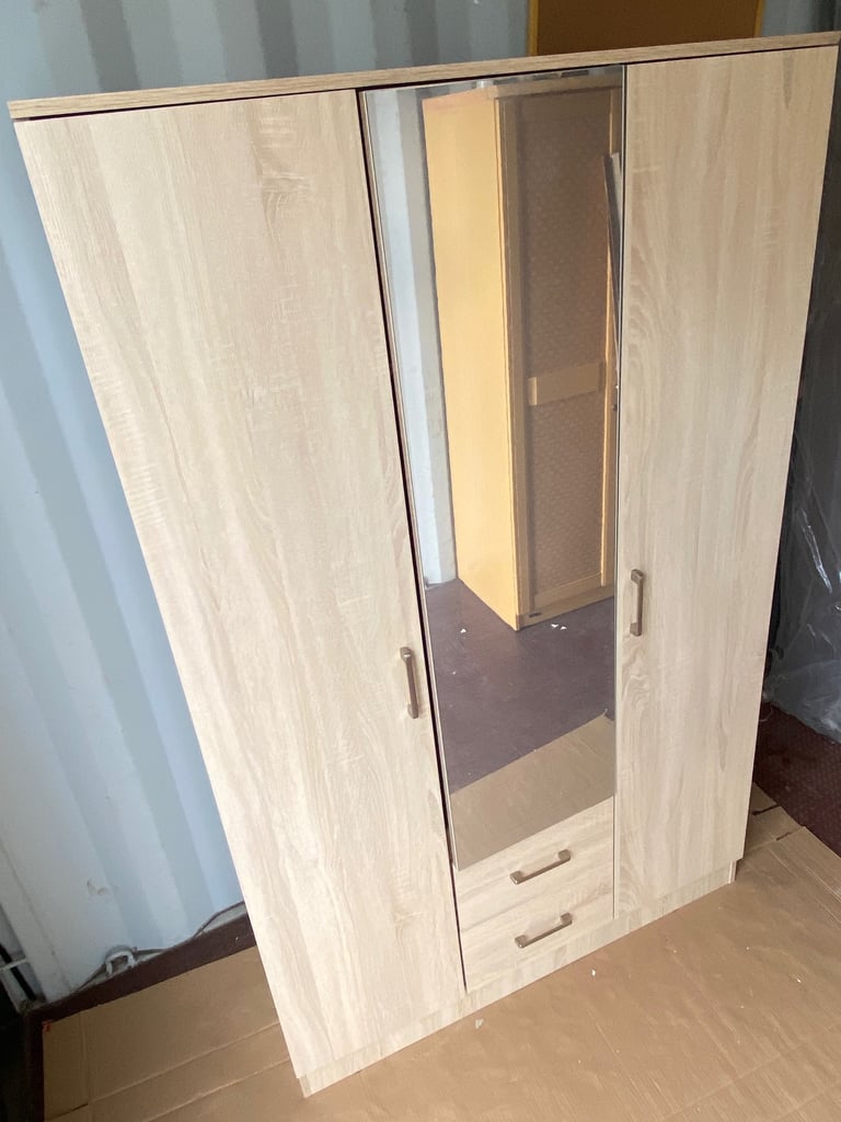 Mirrored 3 door wardrobe_ Brand new 