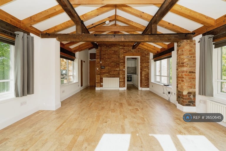 image for Studio flat in Smithbrook Kilns, Cranleigh, GU6 (#2650645)