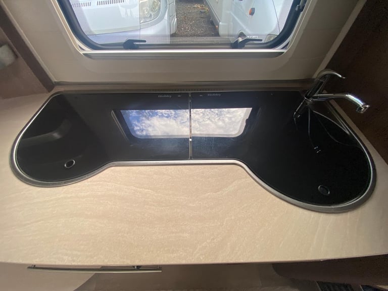 HOBBY PRESTIGE 560 WLU - 2016 - FIXED SINGLE BEDS - 4 BERTH - MOVER & BIKE RAKE