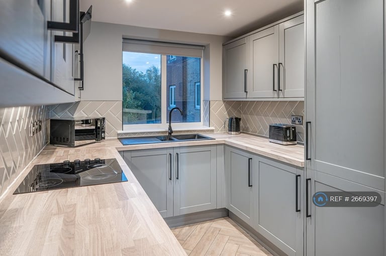 3 bedroom flat in Saltash Road, Swindon, SN2 (3 bed) (#2669397)