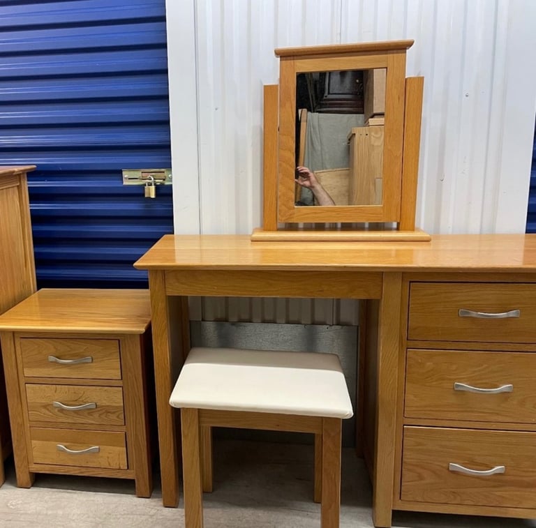Devon Oak double bed frame, 2 bedside tables & dresser