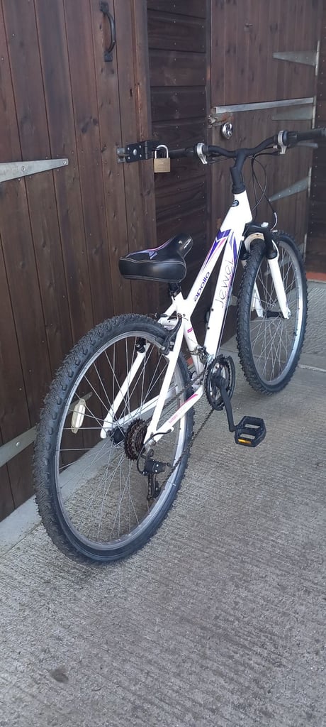 Apollo Jewel Girls Mountain Bike. 