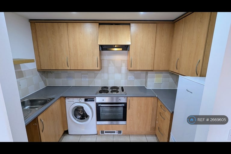 2 bedroom flat in Berberis House, Feltham, TW13 (2 bed) (#2669605)
