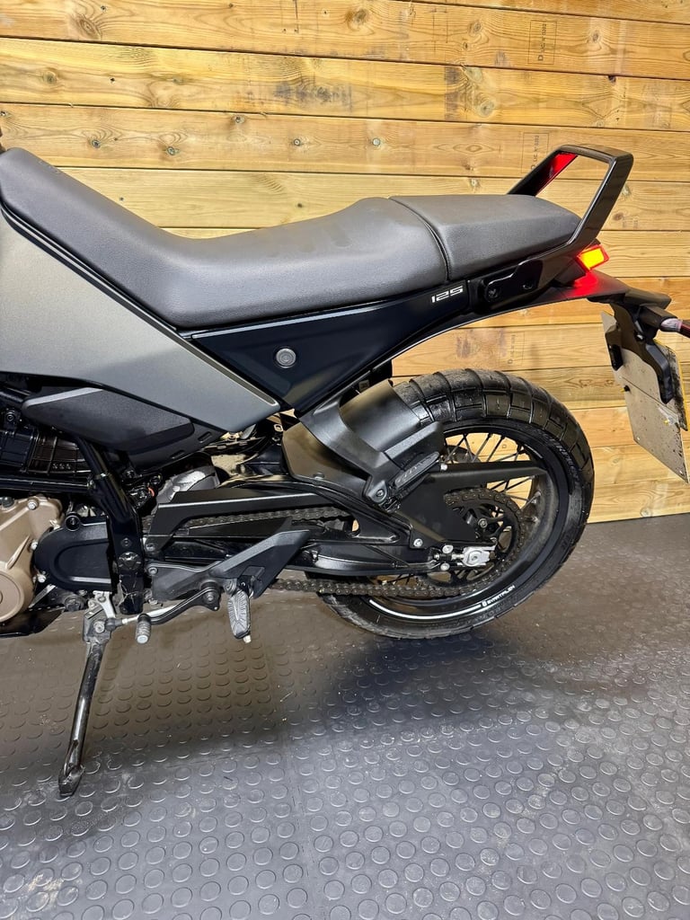 Husqvarna SVARTPILEN 125 / 2024 (upgraded) model / just 1999 miles 