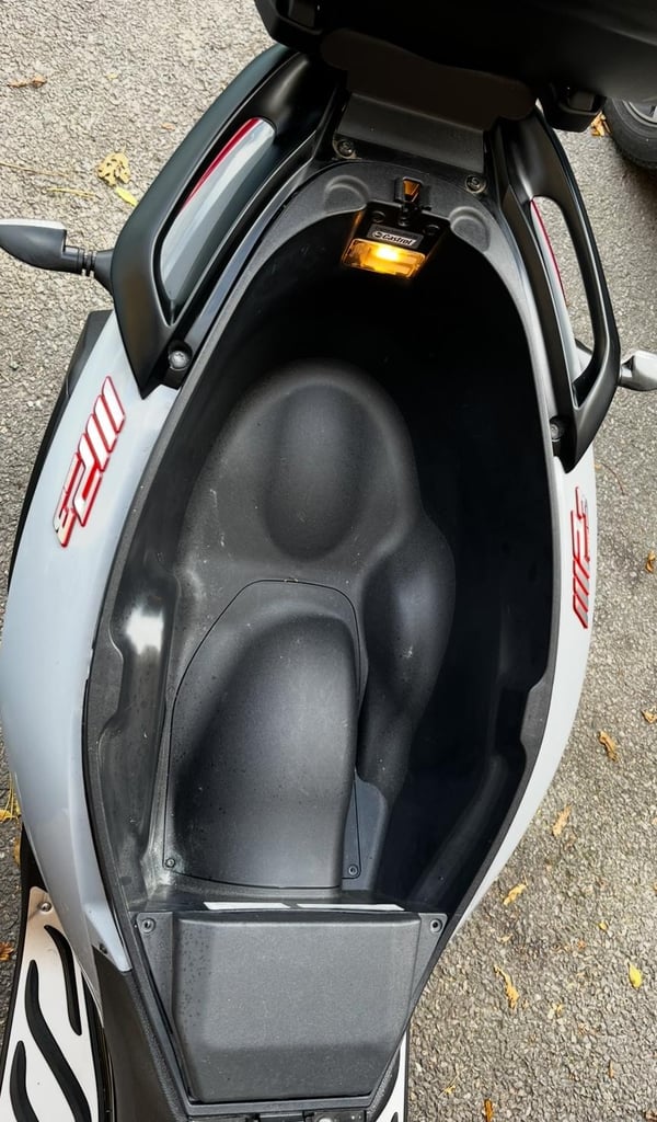 2020 PIAGGIO MP3 HPE SPORT TRICYCLE FULL MOT ONLY 2500 MILES FROM NEW! LOVELY!