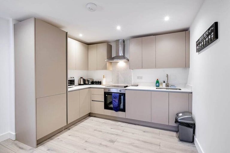 Spacious 2-Bed Flat for Rent – GU15 3RB