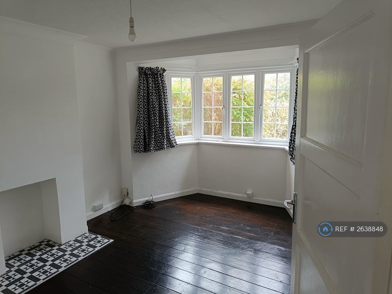 3 bedroom house in Broughton Avenue, Richmond, TW10 (3 bed) (#2638848)