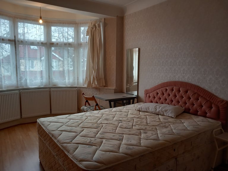 King size double room to share for 700 pounds per Month for two or three months.