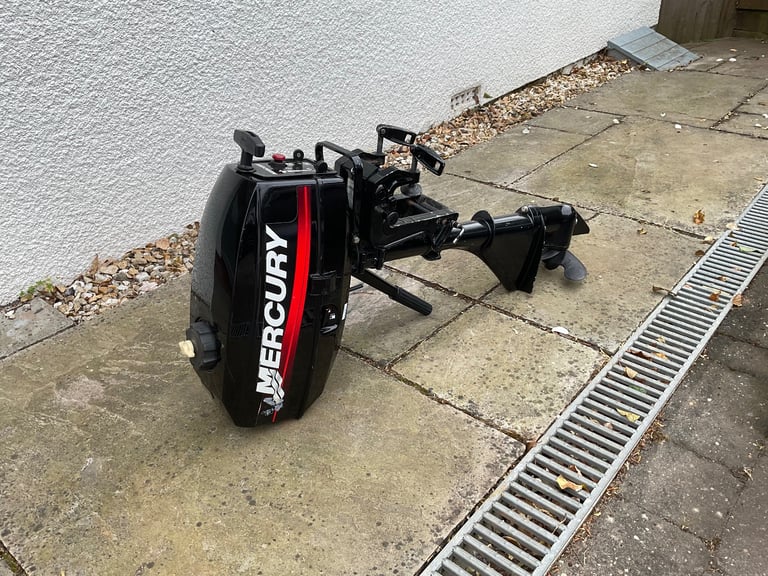 Mercury 2.5 hp 2-stroke engine.