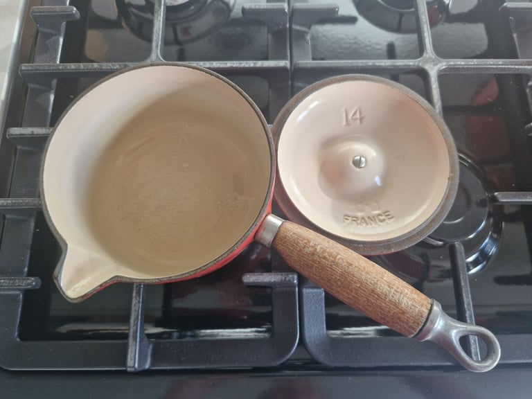 Le Creuset set of 5 pans with lids