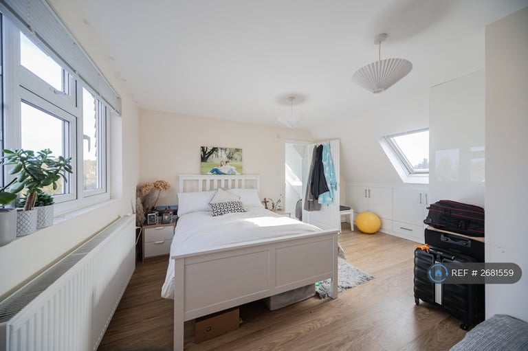 3 bedroom flat in Crowther Avenue, Brentford, TW8 (3 bed) (#2681559)