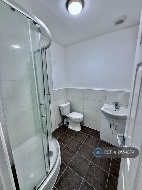 1 bedroom flat in Dudley Road, Brierley Hill, DY5 (1 bed) (#2654874)