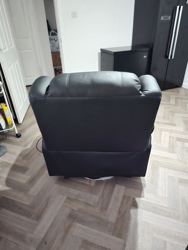 Recline Chair (Black) (Slight wear and tear) 