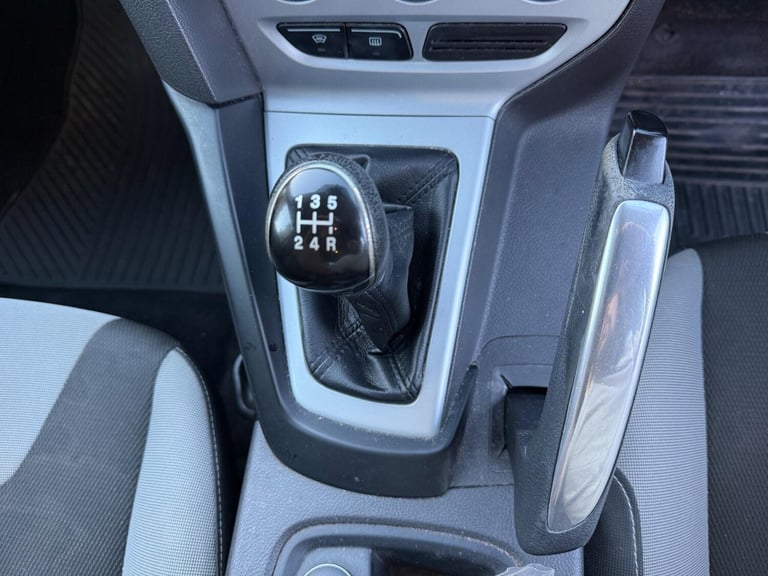 2011 Ford Focus 1.6 125 Zetec 5dr HATCHBACK PETROL Manual