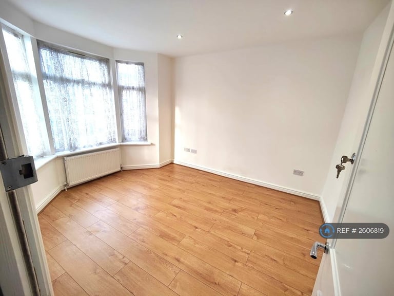 image for 4 bedroom house in Farnborough Avenue, London, E17 (4 bed) (#2606819)