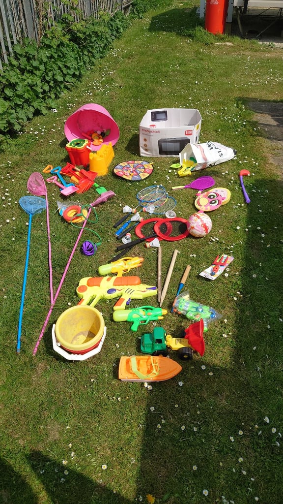 Garden table, 4 chairs & parasol/base