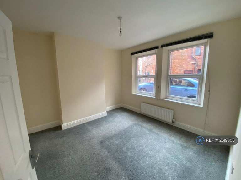 2 bedroom flat in West Street, Yeovil, BA20 (2 bed) (#2619503)