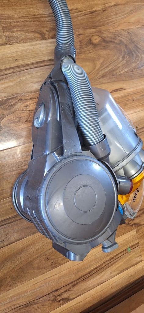 DC19 dyson vacuum cleaner,body & hose and pipe only.very strong 