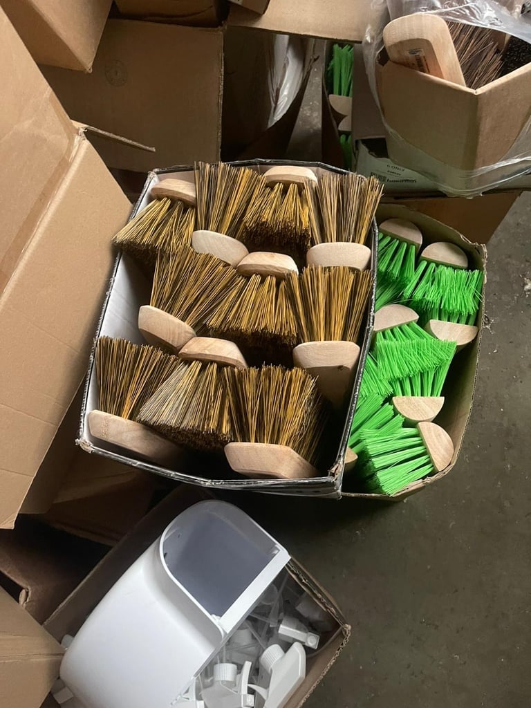 image for Appx 50 brush handles and various brush heads 