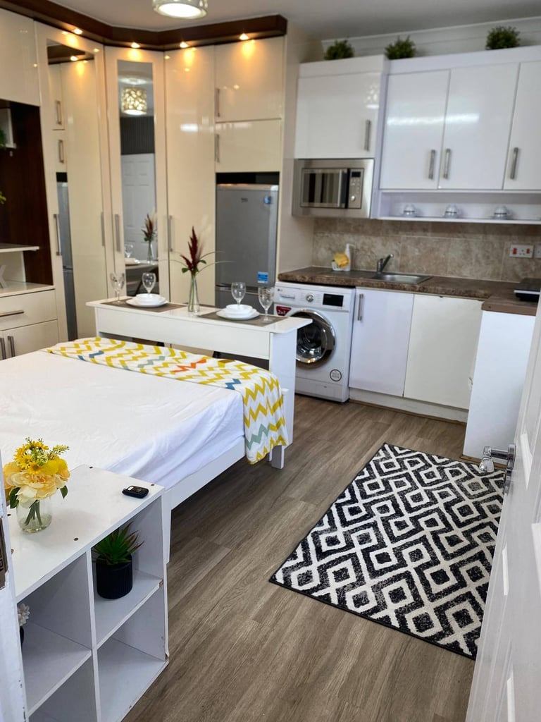 Seperate & Spacious Studio for Rent – TW4 5JL