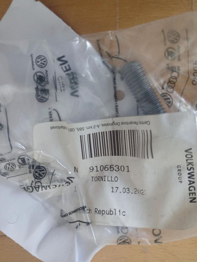 Volskwagen Waterpump 070121011D for VW Touareg, T5 transporter or Multivan 2.5 tdi