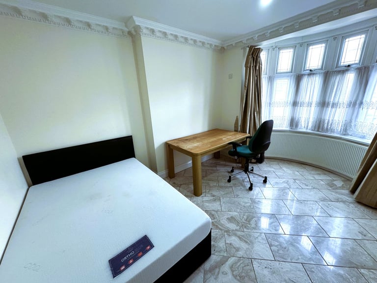 6/7 BED HOUSE ILFORD £3500 PCM