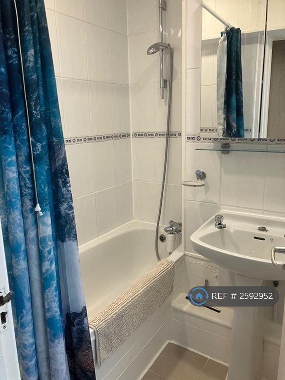 3 bedroom flat in John Parker Square, London, SW11 (3 bed) (#2592952)