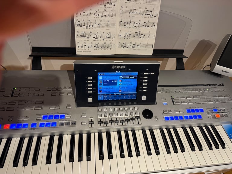 Yamaha Tyros 4 + Keyboard Stand