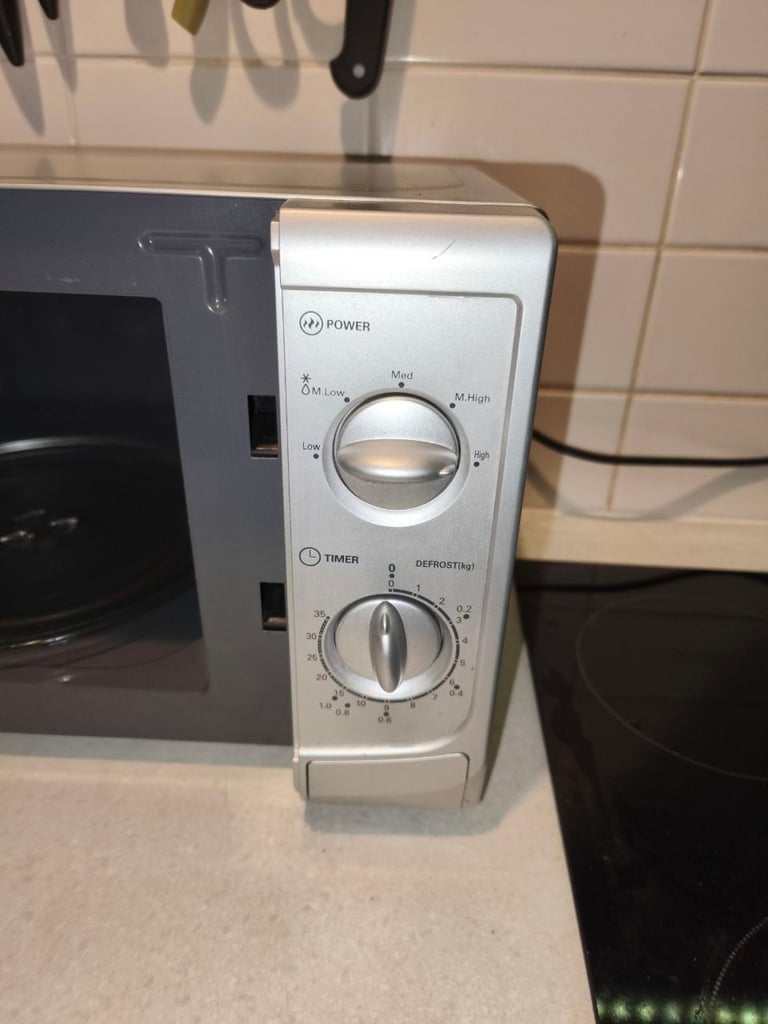 Microwave SAINSBURY 700 W