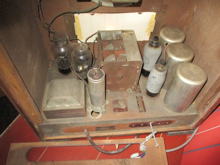 Walnut Art Deco  "Ultra Tiger , London" Wireless 