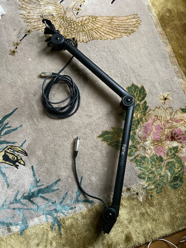  Gator microphone table stand 