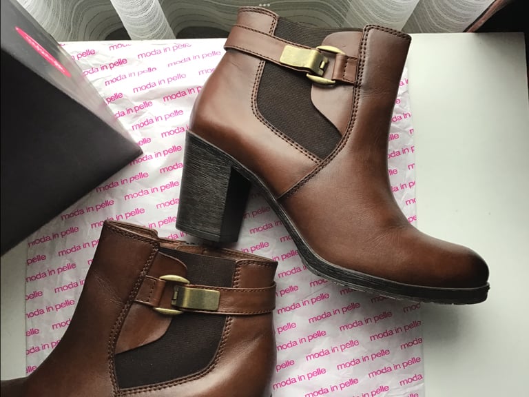 Moda in Pella Ladies leather ankle boots