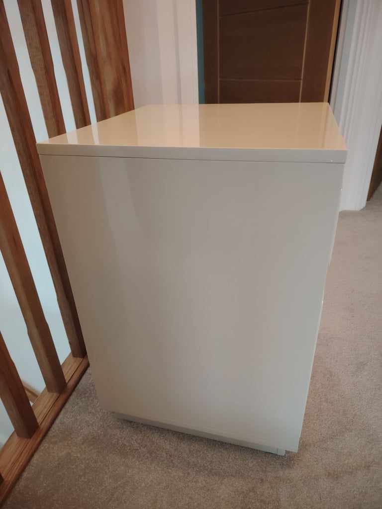 Bedside tables x 2 cream gloss, immaculate