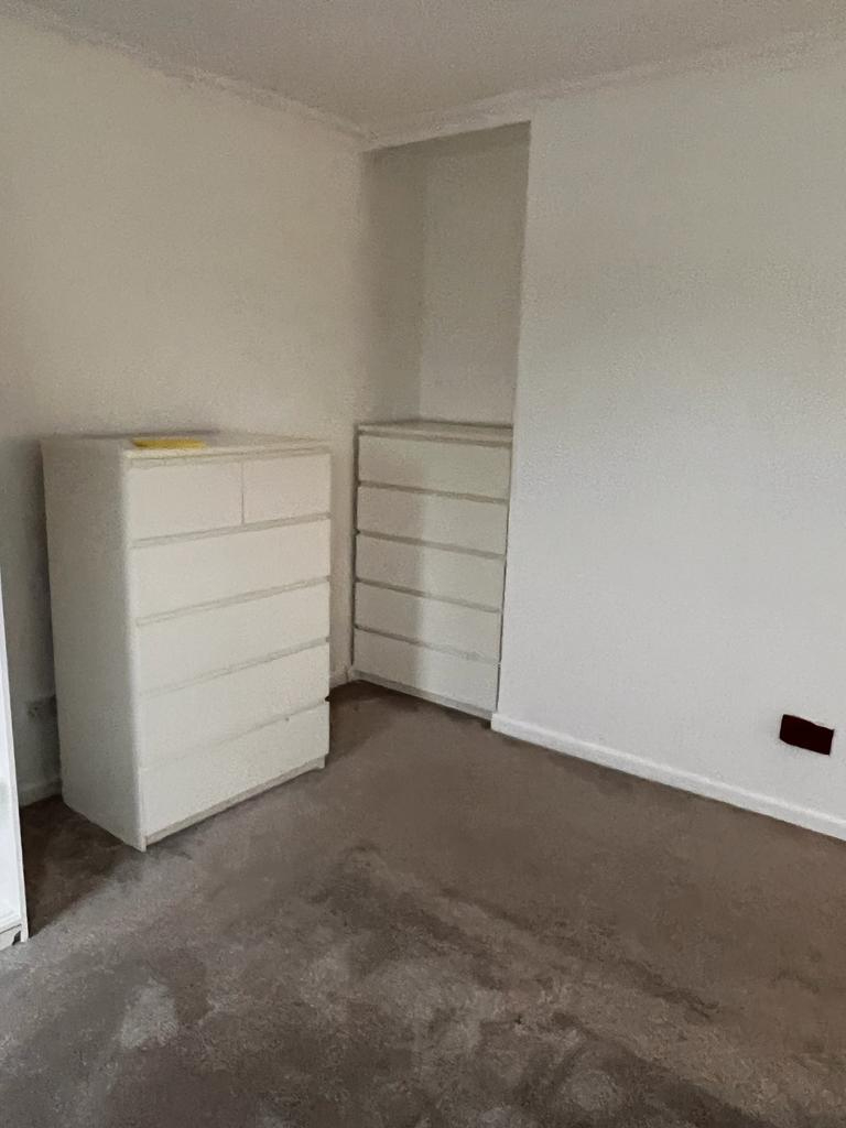  Double Room to Rent on Mottingham Road, London N9. Only for Single professionals. Bills Included.