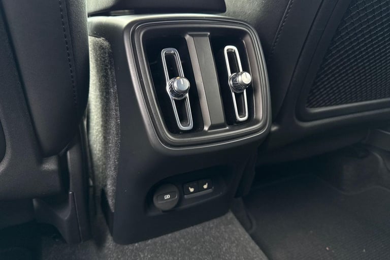 2022 Volvo XC40 2.0 B4 MHEV Plus SUV 5dr Petrol Hybrid DCT Auto AWD Euro 6 (s/s) (197 ps) ESTATE ...