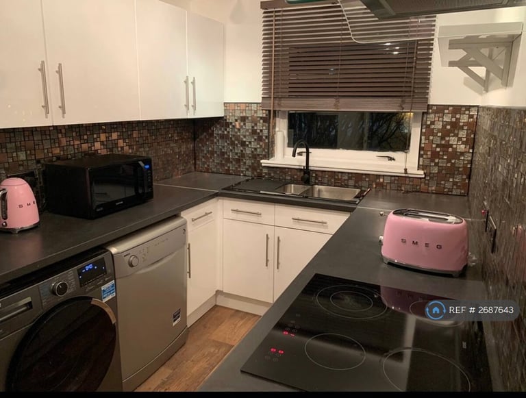 4 bedroom flat in Glasgow, Glasgow, G5 (4 bed) (#2687643)