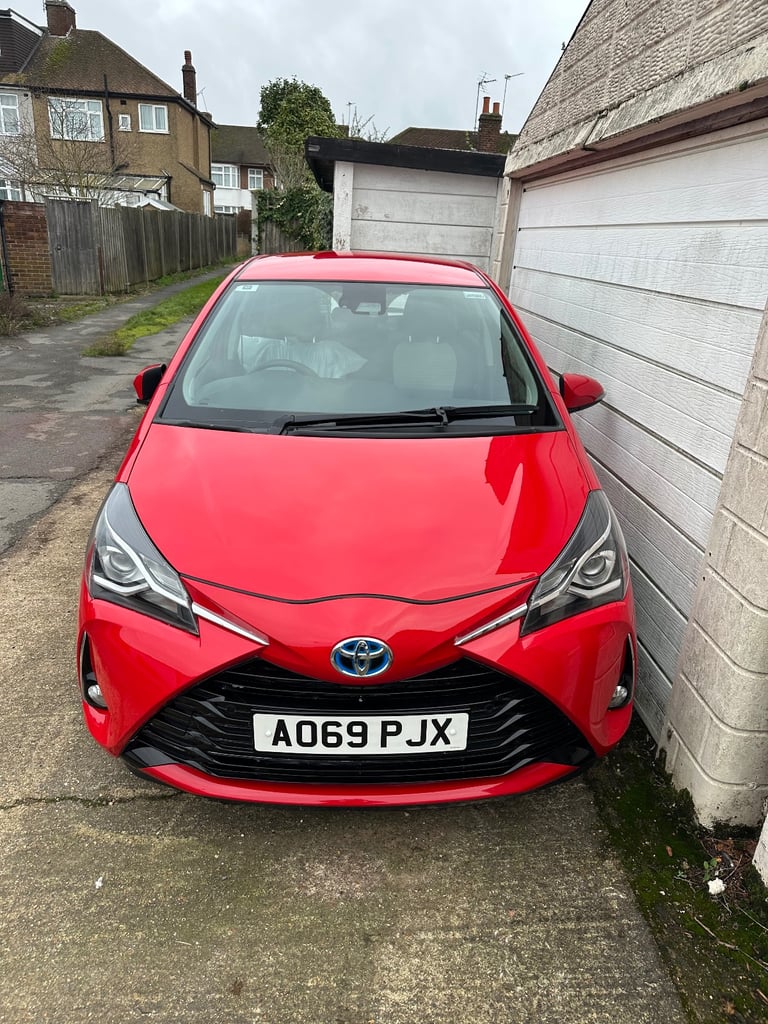 Excellent Toyota Yaris 1.5 hybrid very low mileage for sale.