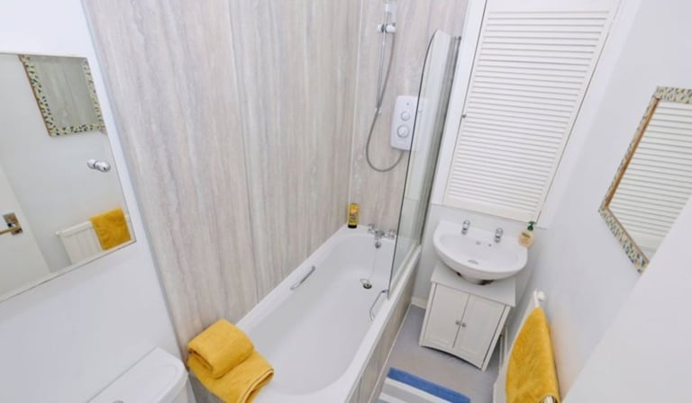 Bright and airy 2 bedroom modern furnished flat great location