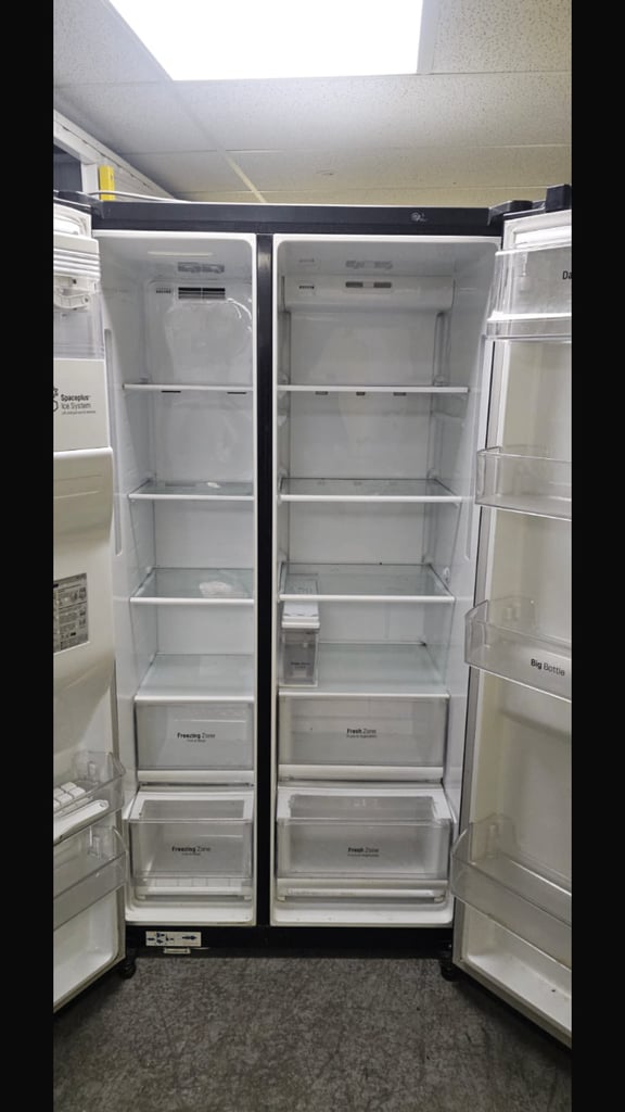 LG black American fridge freezer. In excellent working condition. At very reasonable price. 