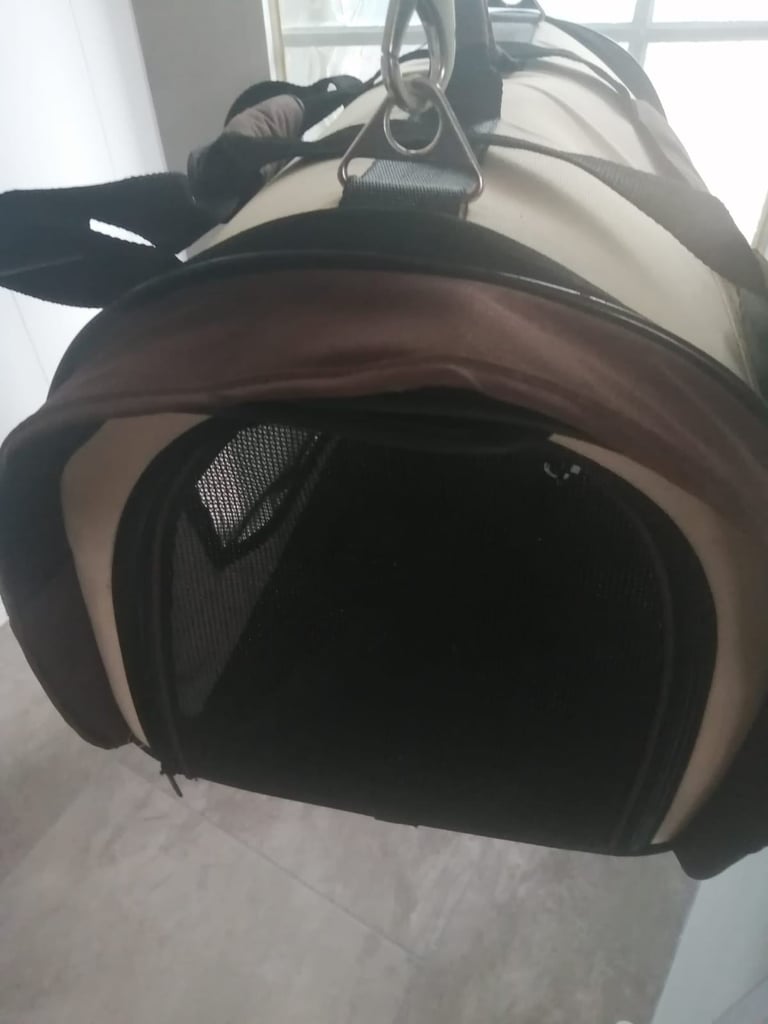 New Large beige & brown pet carrier, detachable long strap 3 zips with mesh sides & end panel