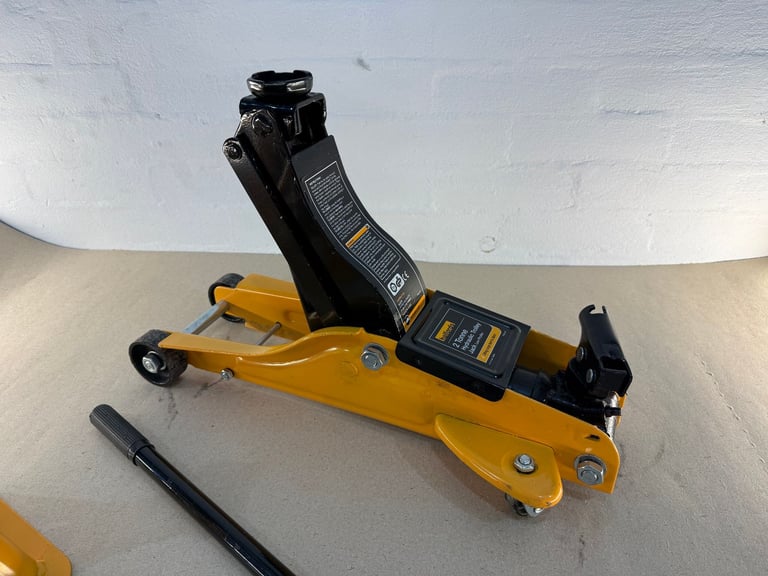 Low profile trolley jack and axle stands 2 tonne