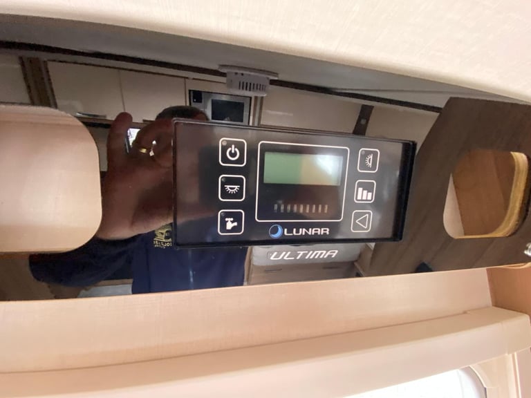 LUNAR ULTIMA 570 - 2016 - FIXED SINGLE BEDS - 4 BERTH - END WASHROOM - MOVER 