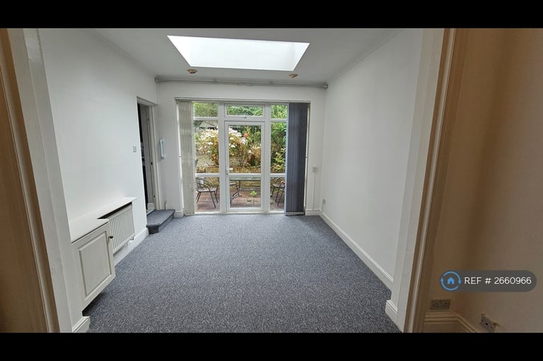 1 bedroom flat in Upper Richmond Road West, London, TW10 (1 bed) (#2660966)