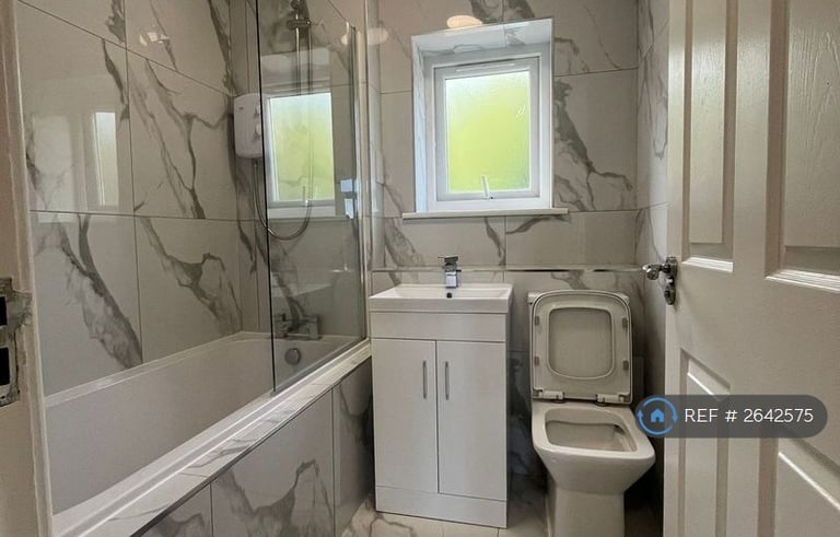 2 bedroom flat in Gladstone Court, Liverpool, L8 (2 bed) (#2642575)