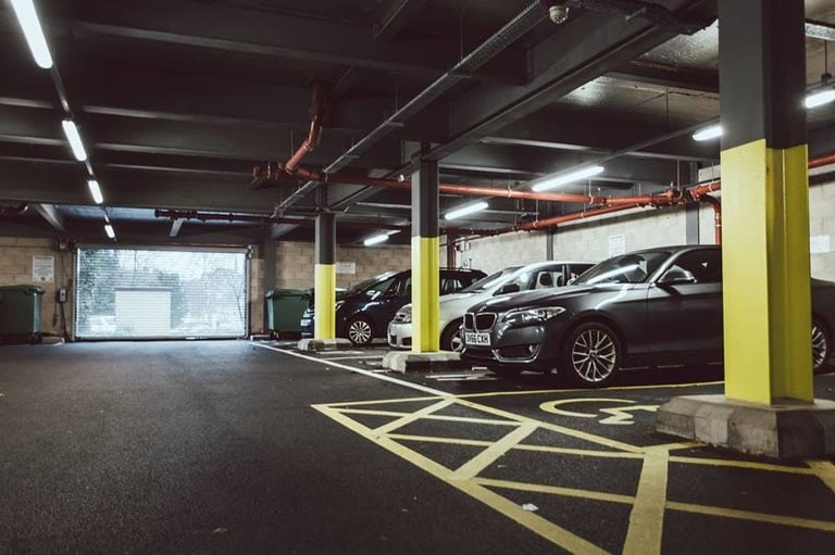 STUDENT ROOM TO RENT IN BRADFORD. DELUXE ENSUITE WITH PRIVATE ROOM, BATHROM, STUDY DESK AND