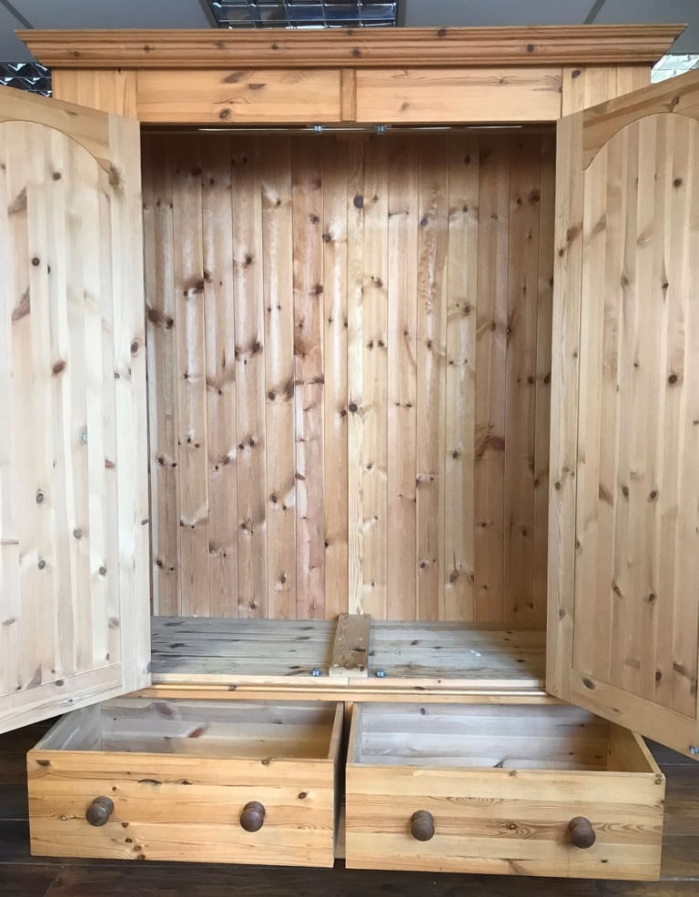 LARGE SOLID PINE 2 DOOR 2 DRAWERS WARDROBE GOOD CONDITIONS.