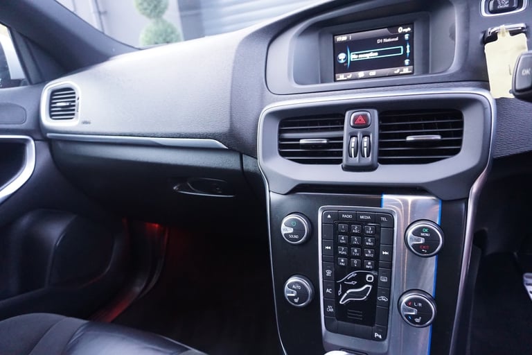 2015 Volvo V40 D2 [120] R DESIGN *IMMACULATE CONDITION £20 ROAD TAX* HATCHBACK Diesel Manual