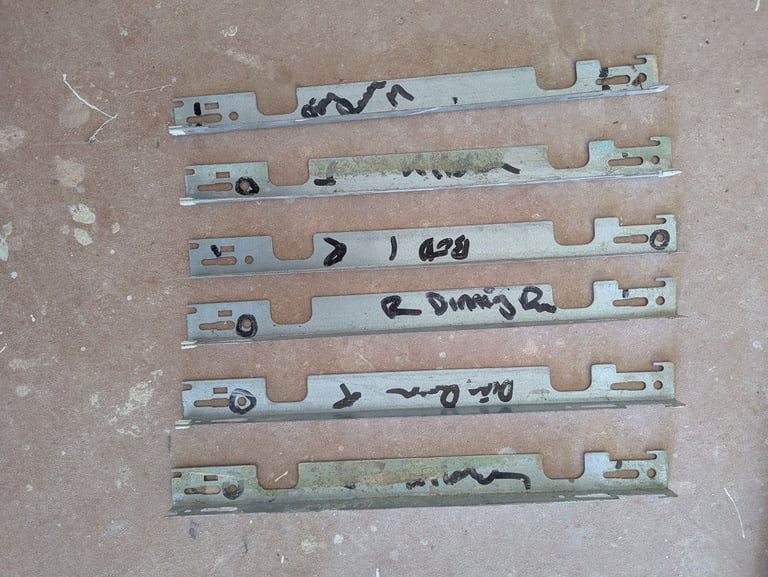 Free radiator hanging brackets 