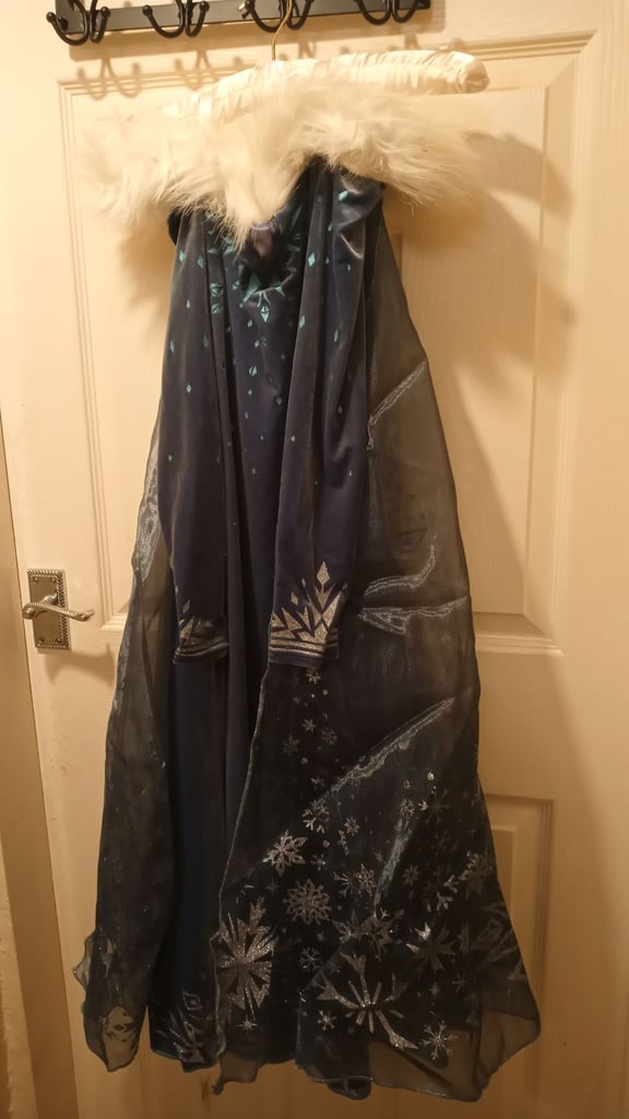 Deluxe Elsa dress age 9 to 10 years old new £25